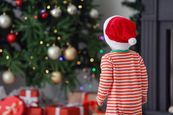 Lindo bebé en Santa sombrero en casa en la víspera de Navidad - Foto, imagen