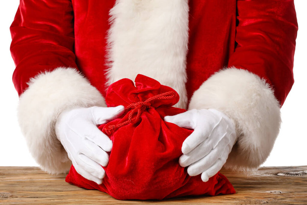 Kerstman met tas op witte achtergrond, close-up - Foto, afbeelding