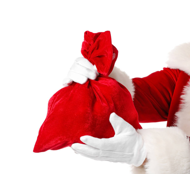Hände des Weihnachtsmannes mit Tasche auf weißem Hintergrund - Foto, Bild