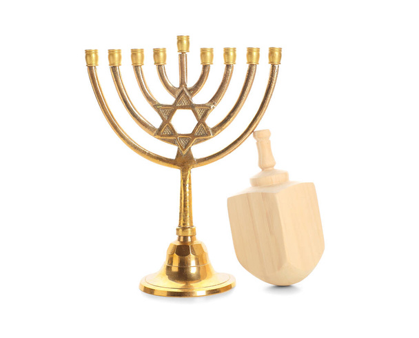 Menorah e dreidel para Hanukkah no fundo branco - Foto, Imagem