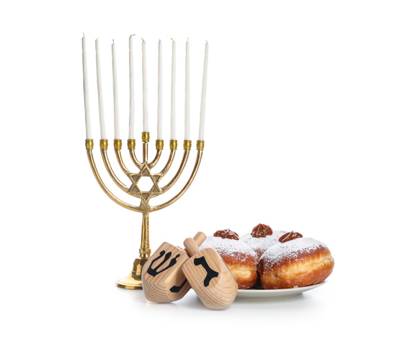 Menorah, dreidels e donuts para Hanukkah no fundo branco - Foto, Imagem
