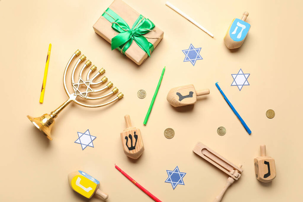 Renk arkaplanındaki Hanukkah kutlaması için kompozisyon - Fotoğraf, Görsel
