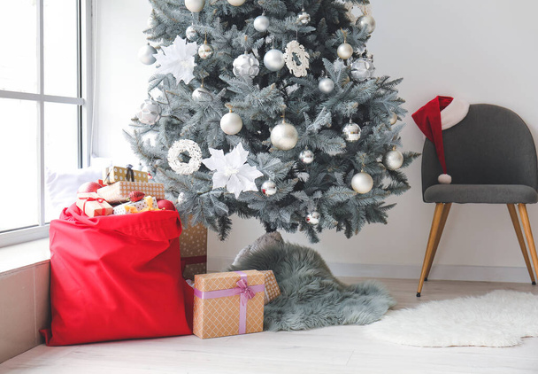 Interior de la habitación moderna con árbol de Navidad y bolsa de Santa - Foto, imagen