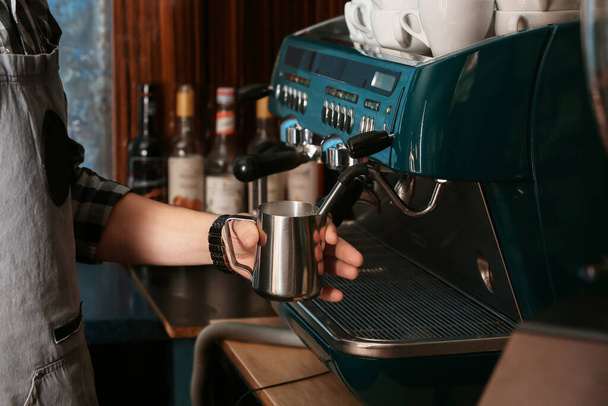 Barista kocht heißen Kaffee im Café - Foto, Bild