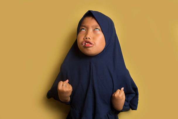 Irritado pouco bonito asiático muçulmano hijab menina  - Foto, Imagem