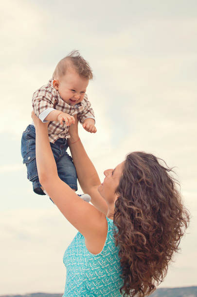 onun bebeği ile oynarken annesi. yukarı yükselen bebek - Fotoğraf, Görsel