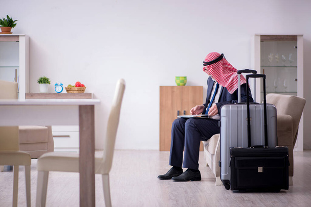 Un vieil homme d'affaires arabe se prépare pour un voyage d'affaires - Photo, image