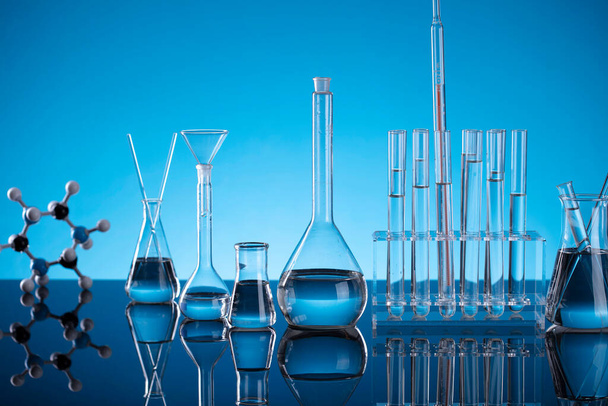 Wissenschaftskonzept. Zusammensetzung der Laborgeräte. Reagenzgläser auf blauem Hintergrund. - Foto, Bild