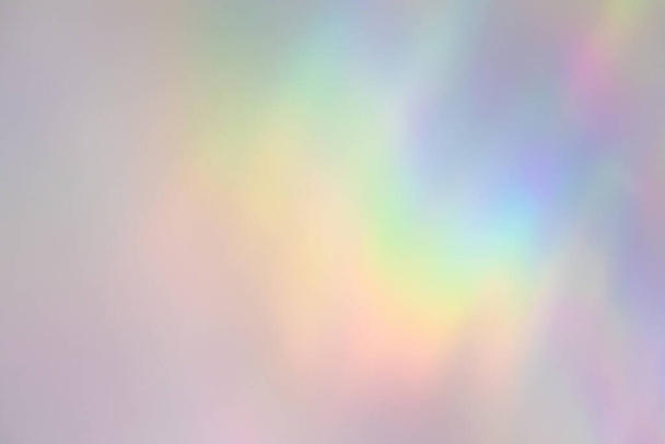 texture leggera sfocata della rifrazione dell'arcobaleno sulla parete bianca - Foto, immagini