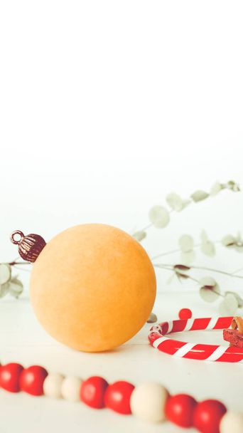 Adorno de bola dorada para árbol sobre fondo blanco. Adorno de Navidad de color oro. - Foto, Imagen
