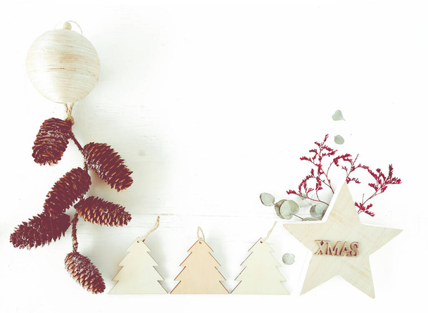 Niedliche Weihnachtsdekoration auf weißem Hintergrund. Typischer Weihnachts- oder Winterhintergrund. Idee für Dezember oder Weihnachten. - Foto, Bild