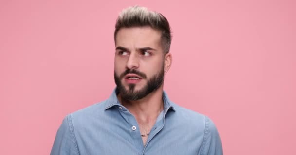 ελκυστική casual άνθρωπος κοιτάζοντας από πλευρά σε πλευρά, στη συνέχεια, ζητώντας επιθετικά για τη σιωπή και gesturing ένα cut off σημάδι σε ροζ φόντο - Πλάνα, βίντεο