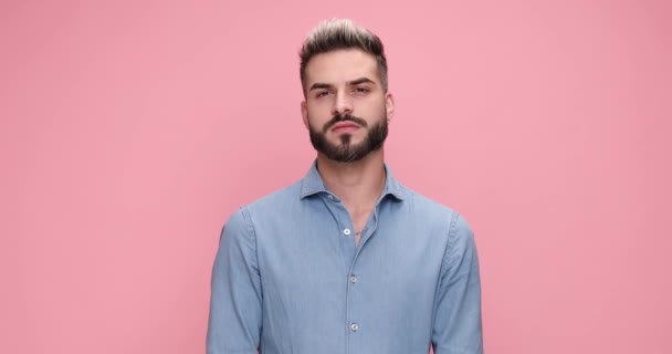 сексуальний випадковий чоловік жестикулює вас, покладіть посмішку на обличчя на рожевий фон
 - Кадри, відео