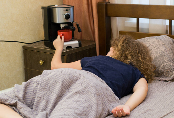 Дівчина, яка не може прокинутися без філіжанки кави
 - Фото, зображення