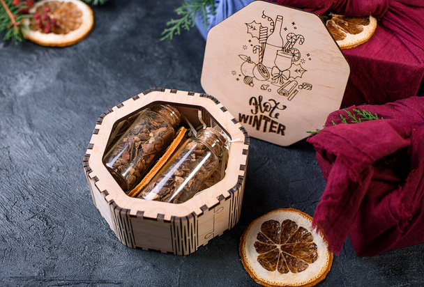 New Year's set for mulled wine in a wood box. Fragrant spices, orange peel, cinnamon sticks, badyan. New Year's gift - Photo, Image