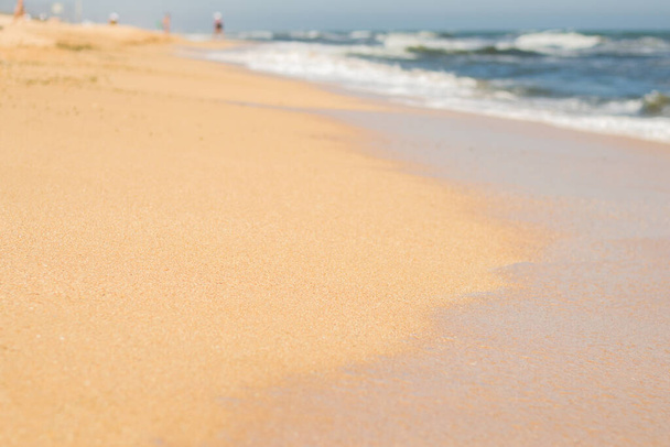 lähikuva hiekasta rannalla ja meren aallot taustalla - Valokuva, kuva