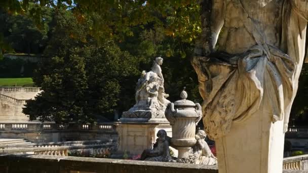 Jardins de la Fontaine, Nmes, Gard, Occitanie, France. Общественный сад Jardins de la Fontaine, построенный в 1745 году - Кадры, видео