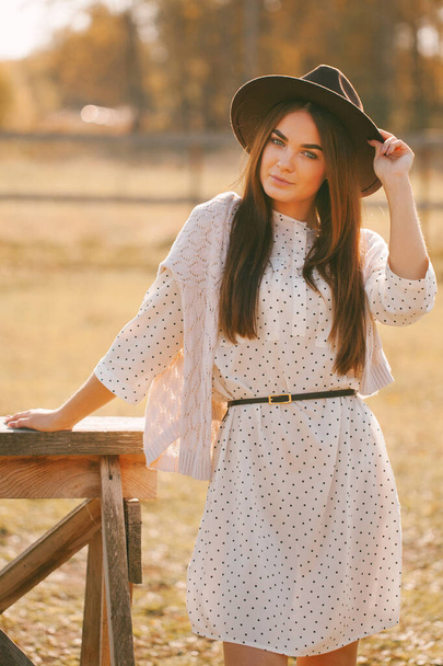 Młoda piękna modelka w kapeluszu na farmie - Zdjęcie, obraz