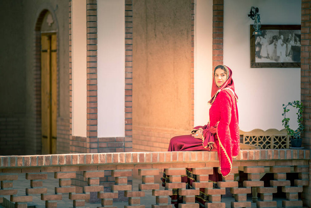νεαρή όμορφη Ιρανή κυρία με παραδοσιακά ρούχα - Φωτογραφία, εικόνα