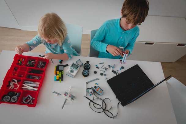 menina e menino construindo robôs de blocos de plástico coloridos - Foto, Imagem