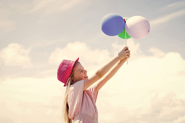 remember for lifetime. happy kid with balloons. happy childrens day. childhood happiness. Concept of freedom and imagination. funny girl have fun on summer vacation. Happy child plays with balloons - Φωτογραφία, εικόνα