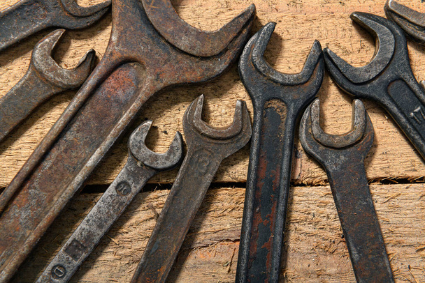 старые старинные ручные инструменты - набор ключей на деревянном фоне с пустым местом для текста - Фото, изображение