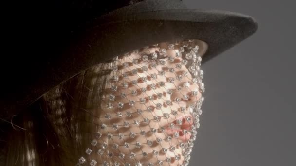 Cabeza de mujer con sombrero de copa con velo brillante bailando - Metraje, vídeo