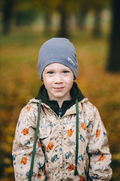 child in autumn forest - Foto, Imagen