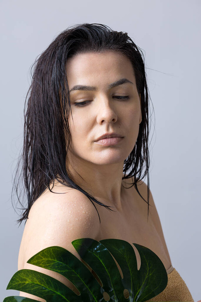 Schoonheidsvrouw met natuurlijk groen palmblad portret. Mode, schoonheid, make-up, cosmetica. - Foto, afbeelding