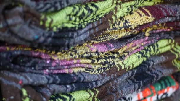Цветные мексиканские шерстяные одеяла серапет текстуры. Овощная яркая ткань с латинским узором. Полосатая разноцветная ткань для пончо и сомбреро. Латиноамериканский стиль - Кадры, видео