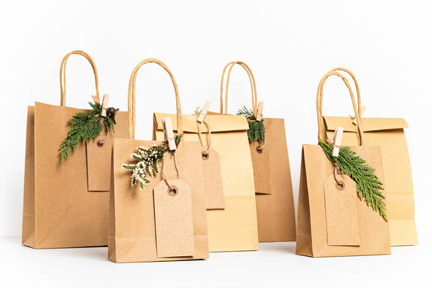 Maquette avec sac en papier artisanal. Modèle pour la marque de petite entreprise, cadeaux, cadeaux. Espace de copie - Photo, image