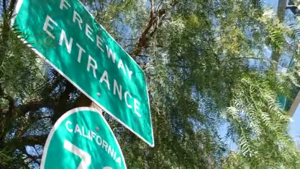 Autostrada wjazdowa na skrzyżowaniu skrzyżowań w San Diego County, Kalifornia USA. Droga stanowa 78 tablice drogowe. Symbol zasad i przepisów dotyczących podróży, transportu i bezpieczeństwa ruchu drogowego - Materiał filmowy, wideo
