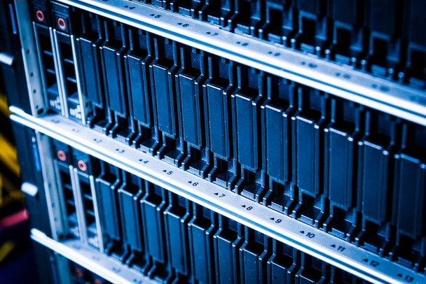 Reihe von Festplatten zur Datenspeicherung im Internet-Rechenzentrum - Foto, Bild