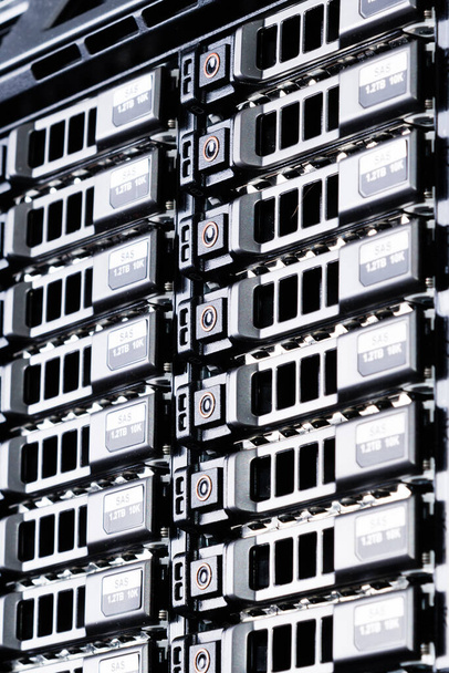 Linha de discos rígidos que servem como armazenamento de dados dentro da sala do servidor - Foto, Imagem
