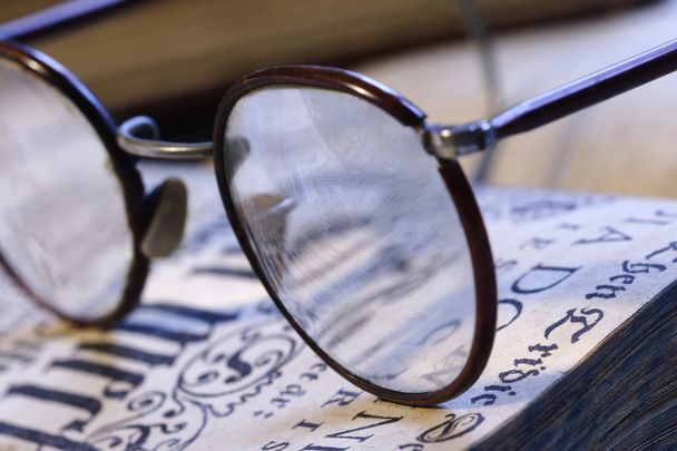 könyv- és szemüvegek - Fotó, kép