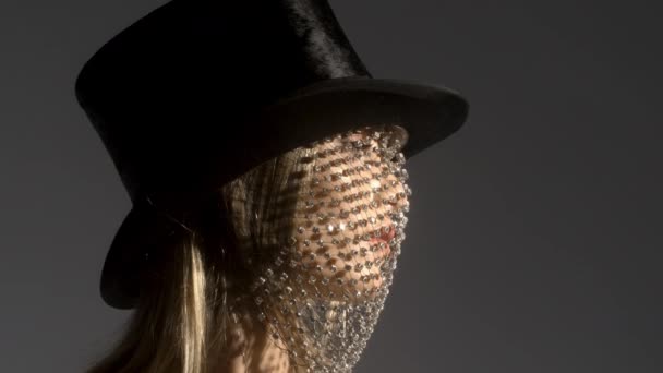 Snímek hlavy ženy v cylindru s třpytivým závojem tanec - Záběry, video