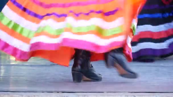 Latynoski kobieta w kolorowy tradycyjny suknia tańczę Jarabe tapatio, meksykański ludowy kapelusz taniec. Występ uliczny kobiecego baletu latynoskiego w wielokolorowych spódnicach etnicznych. Dziewczyny w kostiumach - Materiał filmowy, wideo