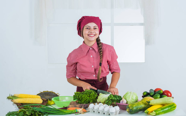 criança feliz com legumes coloridos na cozinha, vitaminas - Foto, Imagem
