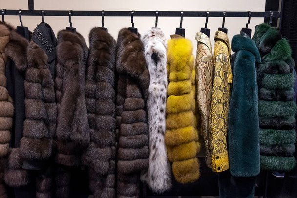 diferentes abrigos de piel en la tienda - Foto, Imagen