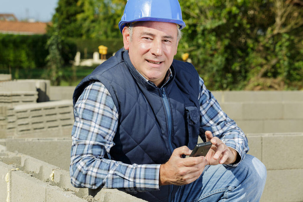 happy mature builder looking at camera - Foto, Imagen