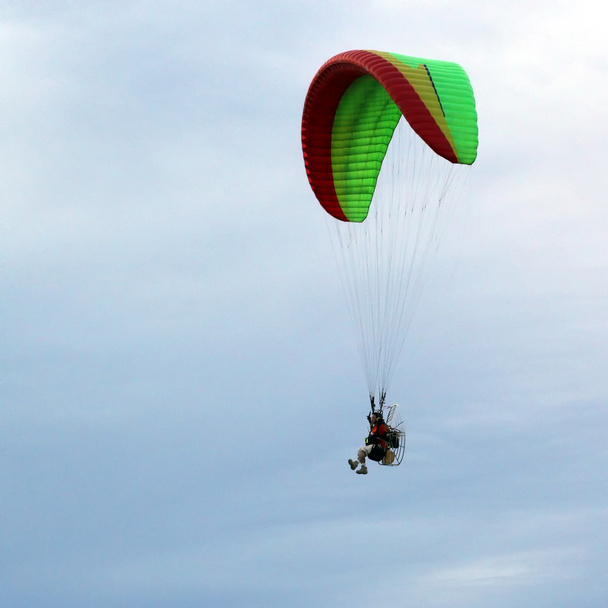 Paralotniarstwo na tle pięknego nieba  - Zdjęcie, obraz