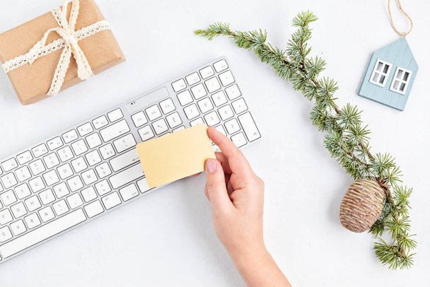 Online-Weihnachtseinkaufskonzept mit Geschenkboxen, Tastatur und goldener Kreditkartenattrappe. Draufsicht, flache Lage, Attrappe - Foto, Bild