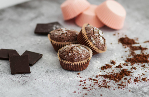 chocolade muffins met poedersuiker - Foto, afbeelding