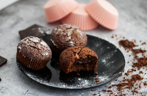 chocolade muffins met poedersuiker - Foto, afbeelding