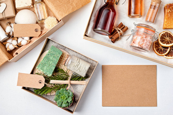 Vorbereitung Self-Care-Paket, saisonale Geschenkbox mit plastikfreien Null-Abfall-Kosmetikprodukten. Personalisierter umweltfreundlicher Korb für Familie und Freunde zum Danken, Weihnachten, Muttertag   - Foto, Bild