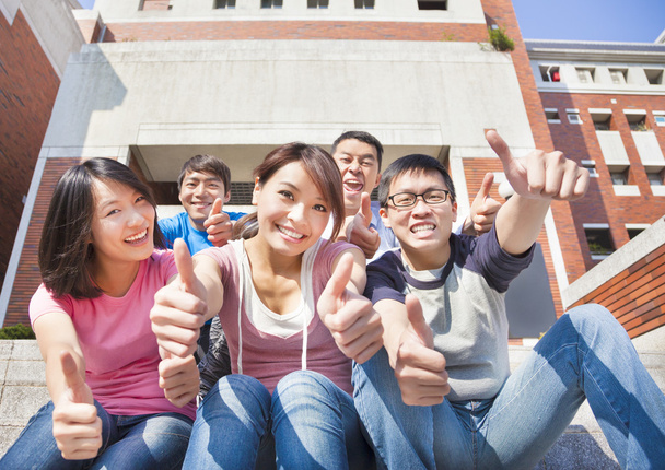  Gelukkig studenten duimen omhoog samen - Foto, afbeelding