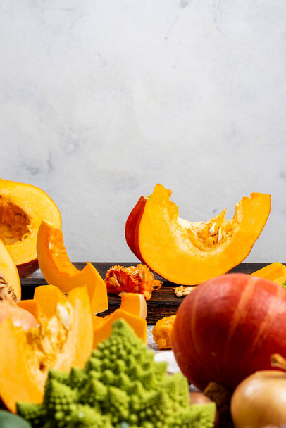Pumpkin slice and other pumpkins on the table. - Foto, Imagen