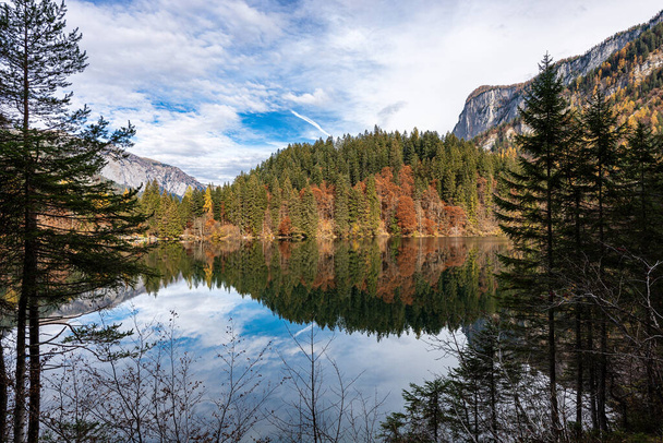 Lago di Tovel, pequeño y hermoso lago en los Alpes italianos, Parque Nacional de Adamello Brenta. Trentino Alto Adige, provincia de Trento, Italia, Europa. - Foto, Imagen