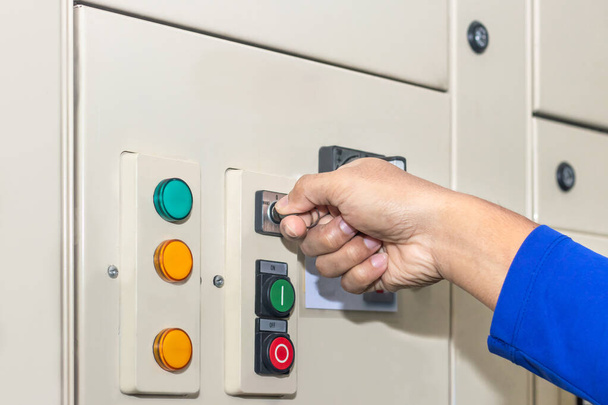 電気制御パネルの人々のキースイッチ選択モードの手は、業界で産業機械や工場設備を動作させるためのスイッチボタンが含まれています - 写真・画像