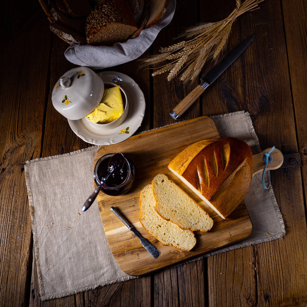 white bread with butter and delicious jam - Фото, зображення